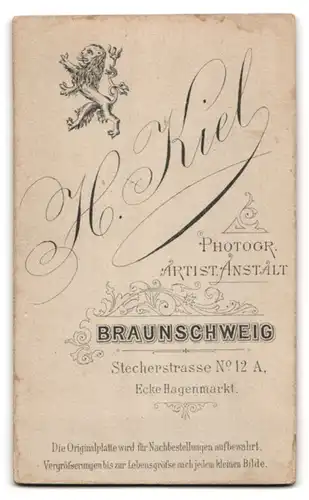 Fotografie H. Kiel, Braunschweig, Stecherstr. 12A, Portrait eines Herrn mit Schnauzer u. Blumen-Meer