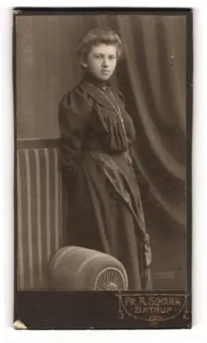 Fotografie Fr. A. Schark, Satrup, Hübsche junge Frau im schwarzen Kleid