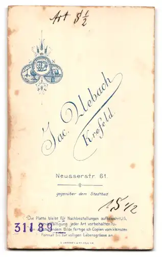 Fotografie Jac. Uebach, Krefeld, Neusserstr. 61, Lachendes Kleinkind auf einem Sessel