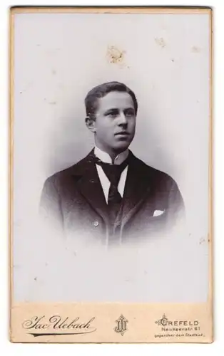 Fotografie Jac. Uebach, Crefeld, Neusserstr. 61, Adretter junger Mann mit Krawatte