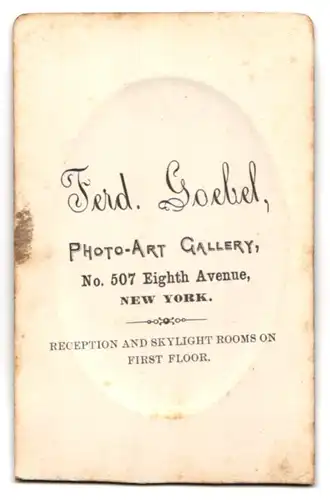 Fotografie Ferd. Goebel, New York, 507 Eighth Avenue, Junger Mann im Anzug