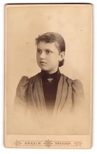 Fotografie Carl Arazim, Dresden, Amalien-Str. 22, Hübsche junge Frau mit Halsbrosche