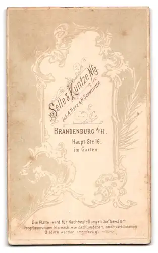 Fotografie Selle & Kuntze, Brandenburg a. H., Haupt-Str. 16, Junger Mann mit Schnauzer u. Krawatte