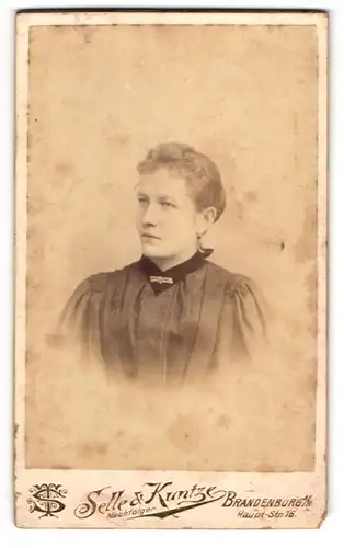 Fotografie Selle & Kuntze, Brandenburg a. H., Haupt-Str. 16, Portrait einer Frau mit Halsbrosche