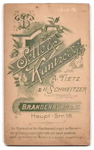 Fotografie Selle & Kuntze, Brandenburg a. H., Haupt-Str. 16, Portrait einer Frau mit Halsbrosche