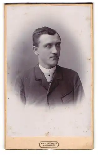 Fotografie Emil Bühler, Mannheim, Junger Mann im Anzug