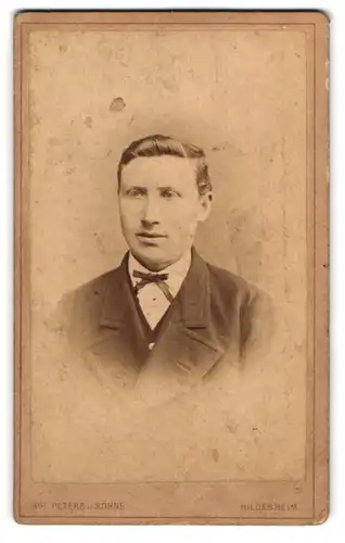 Fotografie Ph. Peters u. Söhne, Hildesheim, Groschenstr. 768, Junger Mann im Anzug mit pomadisiertem Haar