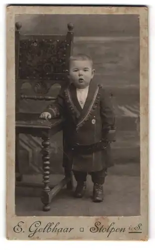 Fotografie E. Gelbhaar, Stolpen i. S., Kleiner Bub mit grossem Gürtel