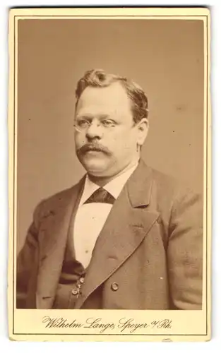 Fotografie Wilhelm Lange, Speyer a. Rh., Eisenbahnstr. 13, Portrait eines Herrn im Anzug mit Brille