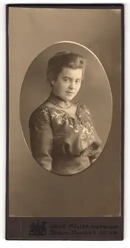 Fotografie Julius Müller, Dessau, Leopoldstr. 4, Junge Frau im Kleid mit aufgestickten Blumen