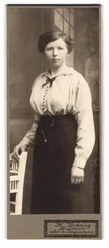 Fotografie H. Behning, Buxtehude, neben d. Baugewerkschule, Portrait einer jungen Frau mit Bluse u. Schleife