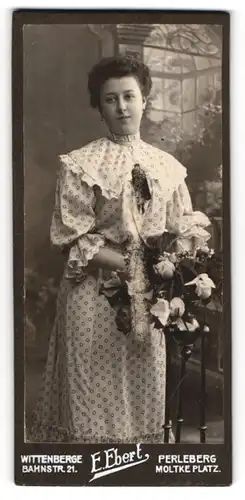 Fotografie E. Ebert, Wittenberge, Bahnstr. 21, Junge Frau im gemusterten Kleid mit Blumenstrauss