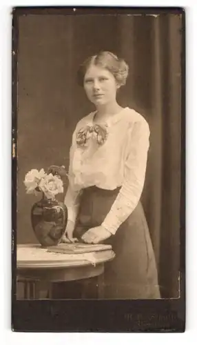 Fotografie M. B. Schultz, Flensburg, zw. Bahnhof u. Dampfschiffspavillon, Hübsche junge Frau mit Bluse und Buch