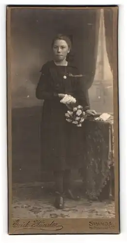 Fotografie Erich Häusler, Spandau, Hafenplatz 103, Mädchen im schwarzen Kleid mit Blumen