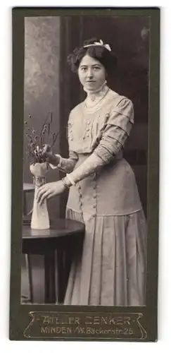 Fotografie Atelier Zenker, Minden i. W., Bäckerstr. 25, Junge Frau mit Vase und Schleife im Haar