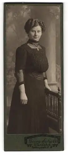 Fotografie Georg Scholz, Wandsbek, Hamburgerstr. 17-18, Portrait einer Frau im schwarzen Kleid