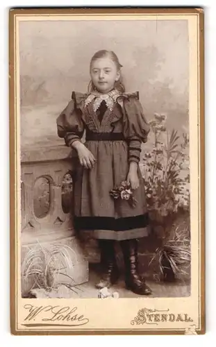 Fotografie W. Lohse, Stendal, Breite-Str. 79, Mädchen im karierten Kleid mit Stick-Kragen