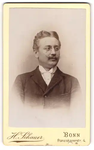 Fotografie H. Schauer, Bonn, Franziskanerstr. 4, Portrait eines Herrn mit Schnauzer u. Zwicker