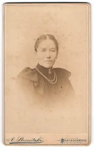 Fotografie A. Sternitzki, Braunschweig, Steinweg 10, Portrait einer Frau mit Brosche u. Perlenkette