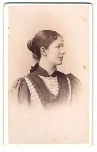 Fotografie W. Höffert, Magdeburg, Breiteweg 1, Hübsche junge Frau im Profil