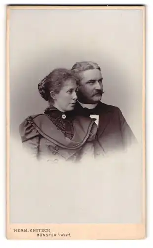 Fotografie Herm. Knetsch, Münster i. Westf., gegenüber d. Bhf., Wohlhabendes Paar in inniger Pose