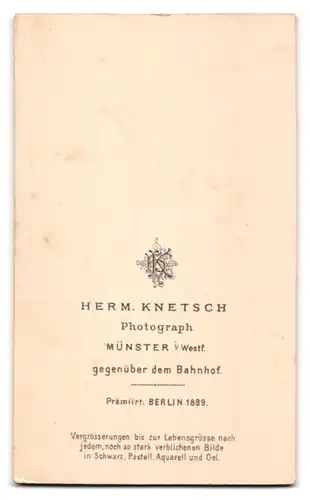 Fotografie Herm. Knetsch, Münster i. Westf., gegenüber d. Bhf., Wohlhabendes Paar in inniger Pose