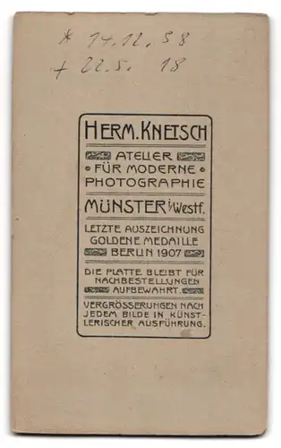 Fotografie Hermann Knetsch, Münster i. Westf., Bürgerlicher Herr mit Schnauzer