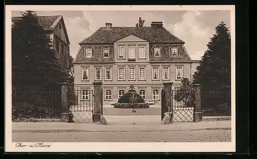 AK Oker a. Harz, Klassizistisches Gebäude mit Anlage, Strassenansicht