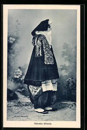 AK Shkodra, Albanerin in traditioneller Kleidung