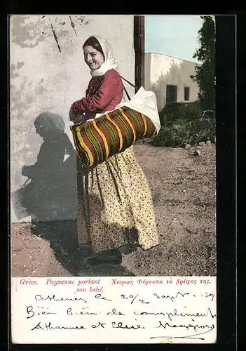 AK Grèce, Griechische Bäuerin trägt ihr Baby