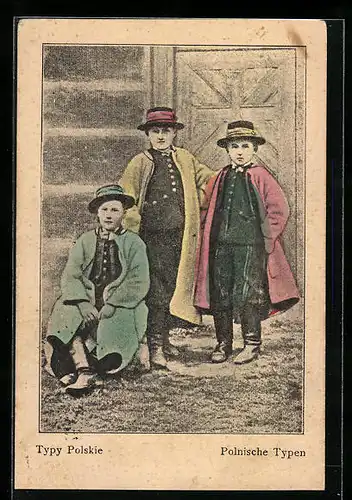 AK Polnische Typen, Drei Jungen in Trachtenkleidung