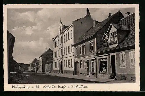 AK Philippsburg a. Rh., Weisse-Tor-Strasse mit Geschäft und Schulhaus