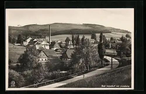 AK Bad Jonsdorf /Zittauer Gebirge, Teilansicht mit Strassenpartie und dem Jonsberg