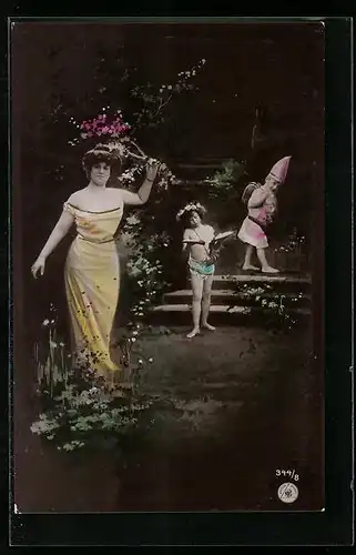 Foto-AK GL Co: Mutter und Kinder in märchenhaften Gewändern