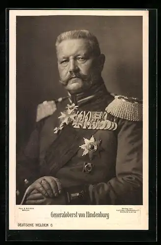 AK Generalfeldmarschall Paul von Hindenburg in Uniform mit Abzeichen und Epauletten