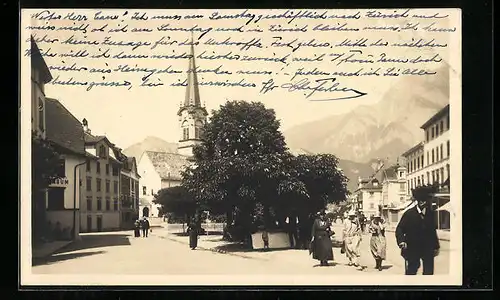 AK Bad Ragaz, Ortspartie mit Passanten und Kirche