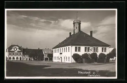 AK Neustadt (aT) / Nove Mesto Pod Smrkem, Gasthaus am Marktplatz