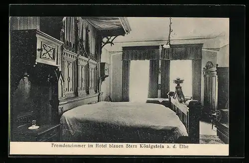 AK Königstein / Elbe, Hotel Blauer Stern, Blick in ein Fremdenzimmer mit Bett