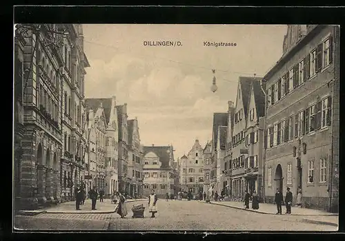 AK Dillingen /D., Königstrasse mit Passanten