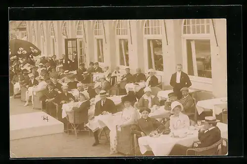 Foto-AK Westerland, Elegante Gäste auf der Terrasse eines Gasthauses