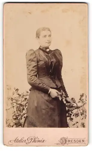 Fotografie Atelier Phönix, Inh. C. Häpe, Dresden, Pillnitzer-Str. 64, Junge Frau im taillierten Kleid