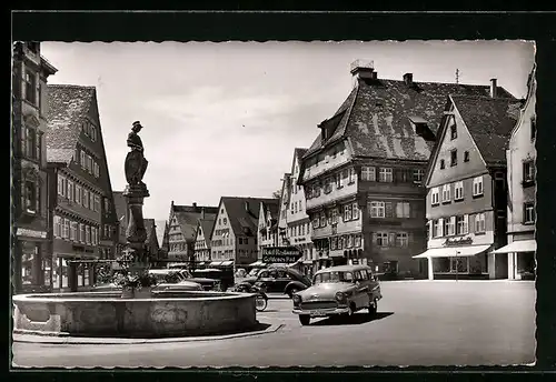 AK Biberach a. d. Riss, Marktplatz mit Brunnen und Autos