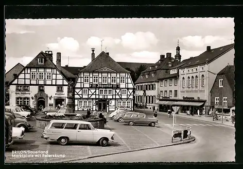 AK Brilon /Sauerland, Marktplatz m. Peterskump, Cafe Feldkamp u. Gasthaus Jägerhof