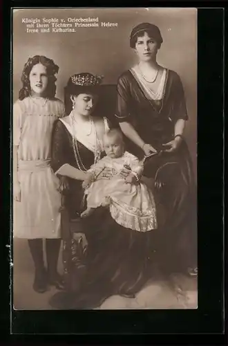 AK La Reine Sophie de Grece avec ses filles les princesses Helene, Irene et Catherine
