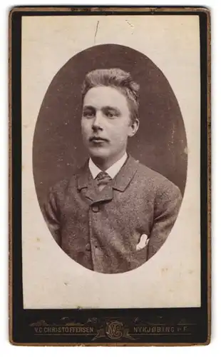Fotografie V. C. Christoffersen, Nykjoebing p. F., Ligefor Christian, Portrait eines jungen Herrn