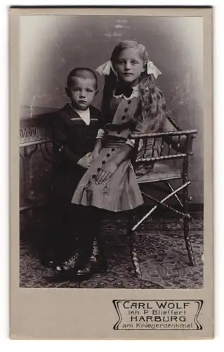 Fotografie Carl Wolf, Harburg, am Kriegerdenkmal, junges Geschwisterpaar im Portrait