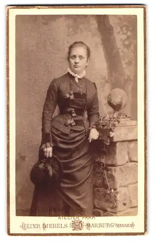 Fotografie Heinr. Diebels, Marburg i. Hessen, Ritterstr. 4, Junge Frau im taillierten Kleid mit Hut