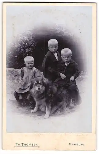 Fotografie Th. Thomsen, Flensburg, drei kleine Kinder posieren mit ihrem Hund