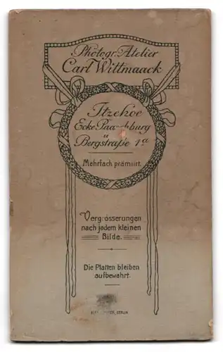 Fotografie Carl Wittmaack, Itzehoe, Mutter mit ihren beiden Töchtern samt Puppe im Arm
