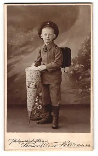 Fotografie Samson & Co., Halle / Saale, junger hallenser Knabe mit Zuckertüte und Ranzen zum Schulanfang